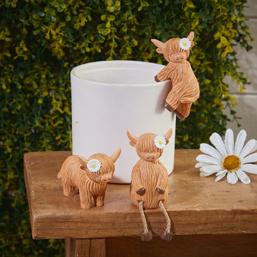 HIGHLAND COW ORNAMENT BROWN TEXTURED RESIN WITH DAISY